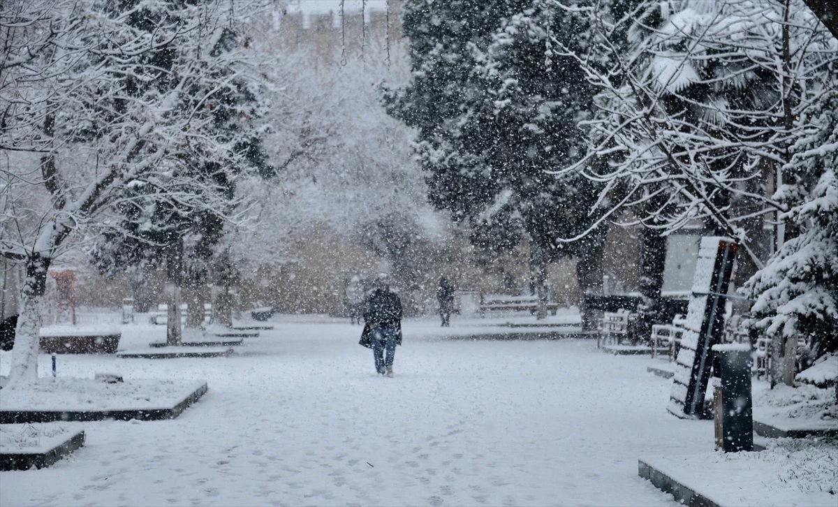Sinop ve Kastamonu\'da Kar Yağışı Nedeniyle 367 Köy Yolu Ulaşıma Kapandı
