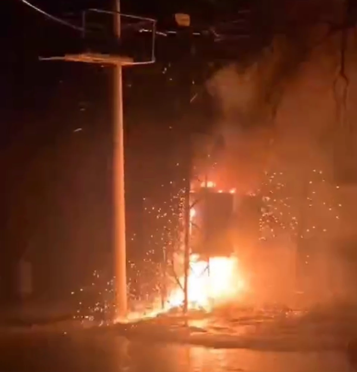 Şırnak\'ın Uludere ilçesinde elektrik trafosunda çıkan yangın söndürüldü