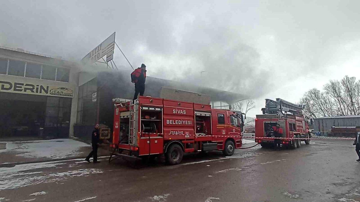 Sivas\'ta Otomobil Tamirhanesinde Çıkan Yangın Maddi Hasara Yol Açtı