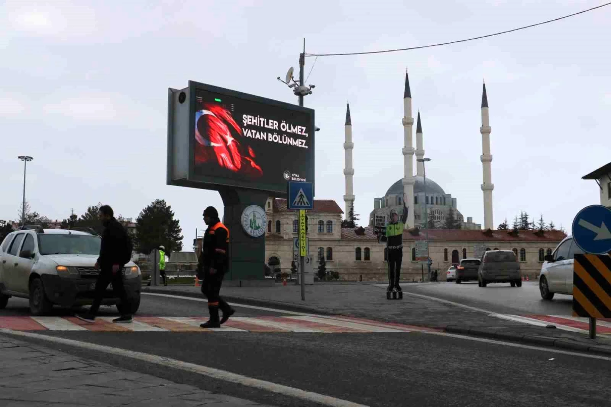 Sivas Belediyesi Şehitler İçin Led Tabelalara Görseller Yansıttı