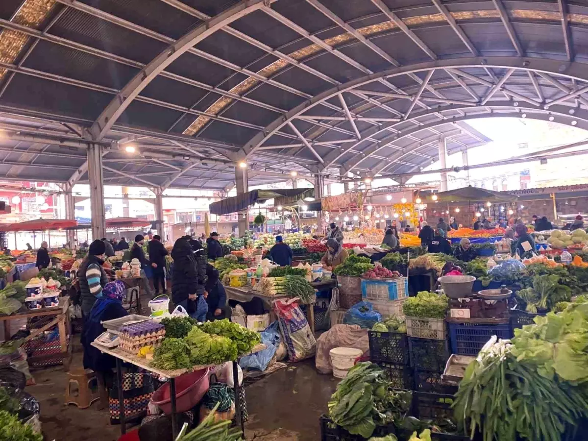 Zonguldak\'ta Kar Yağışı ve Soğuk Hava Nedeniyle Halk Pazarı İlgi Görmedi