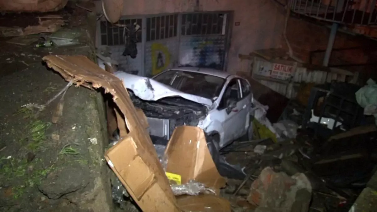 Sultanbeyli\'de Otomobil Kontrolden Çıkarak Çöp Konteynerine Çarptı