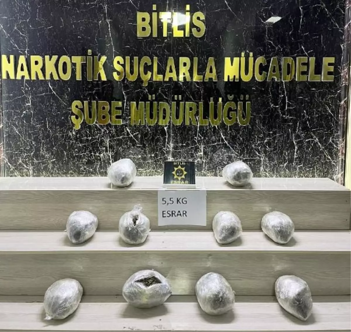 Bitlis\'te polis yol kontrolünde 5 kilo 518 gram esrar ele geçirdi