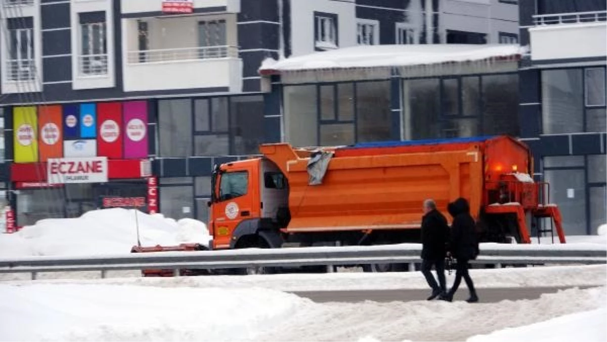 Van ve Bitlis\'te Kar Yağışı: 900 Yerleşim Yerinin Yolu Ulaşıma Kapandı