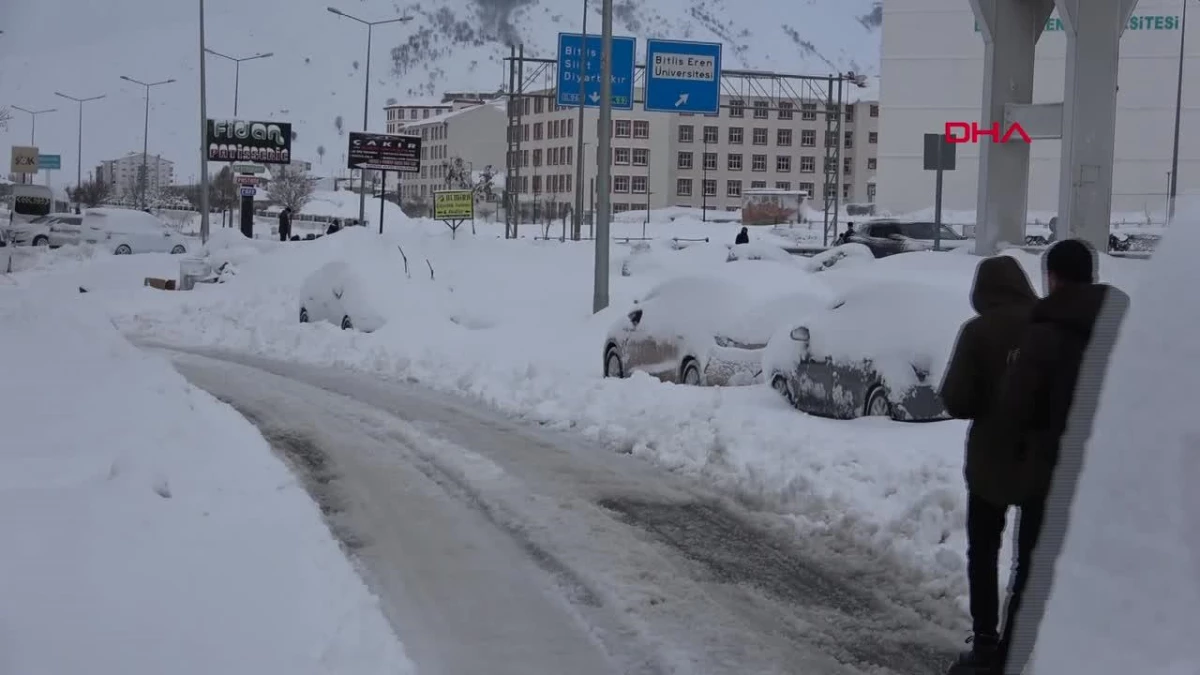 Van ve Bitlis\'te Kar Yağışı Nedeniyle 900 Yerleşim Yerinin Yolu Kapandı
