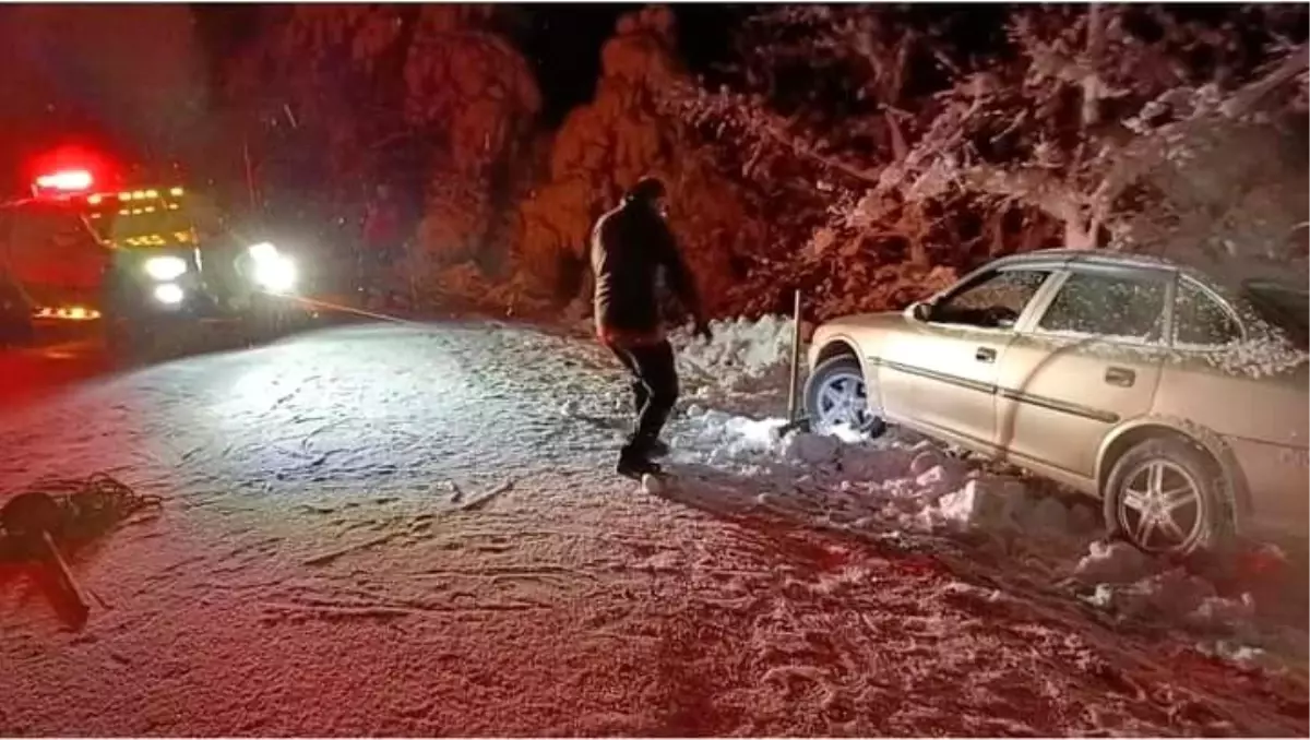 Bilecik\'te köy yolunda mahsur kalan araçlar kurtarıldı