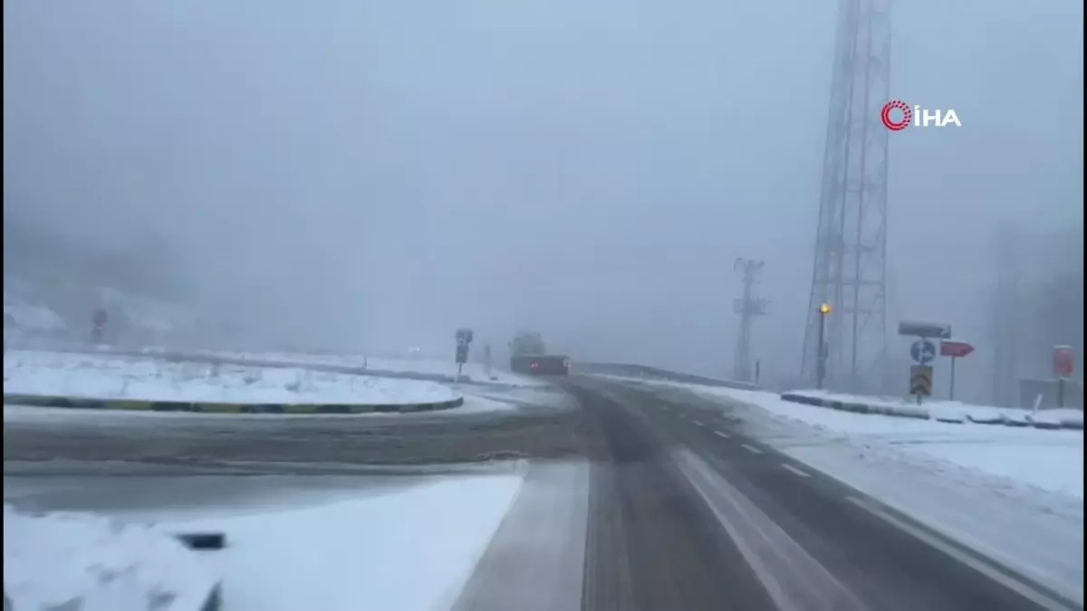 Zonguldak\'ta Kar Yağışı Nedeniyle Uzun Araç Kuyrukları Oluştu