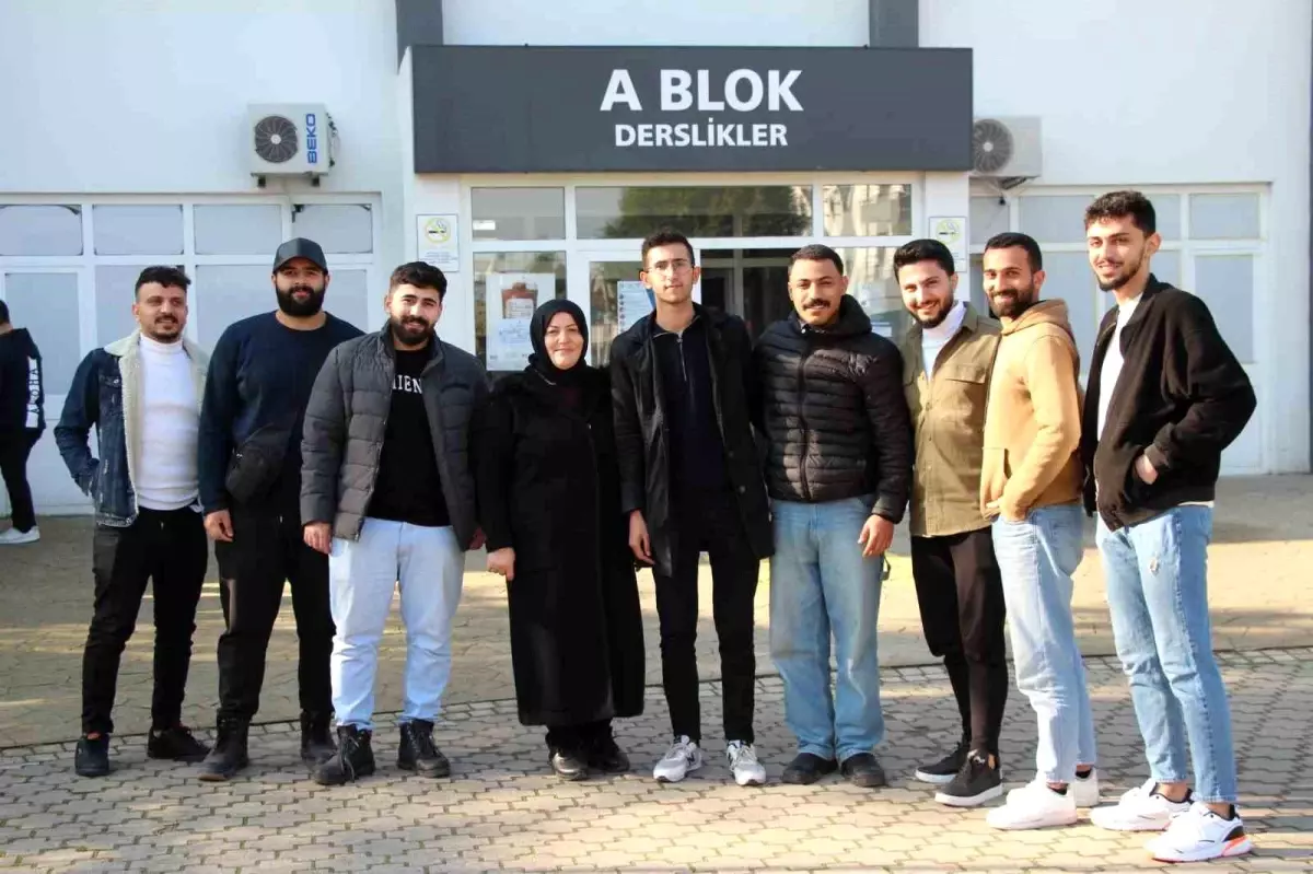 56 yaşındaki Sare Çetin, açıktan okuduğu liseden sonra üniversite sınavını kazanarak hemşirelik okuyor