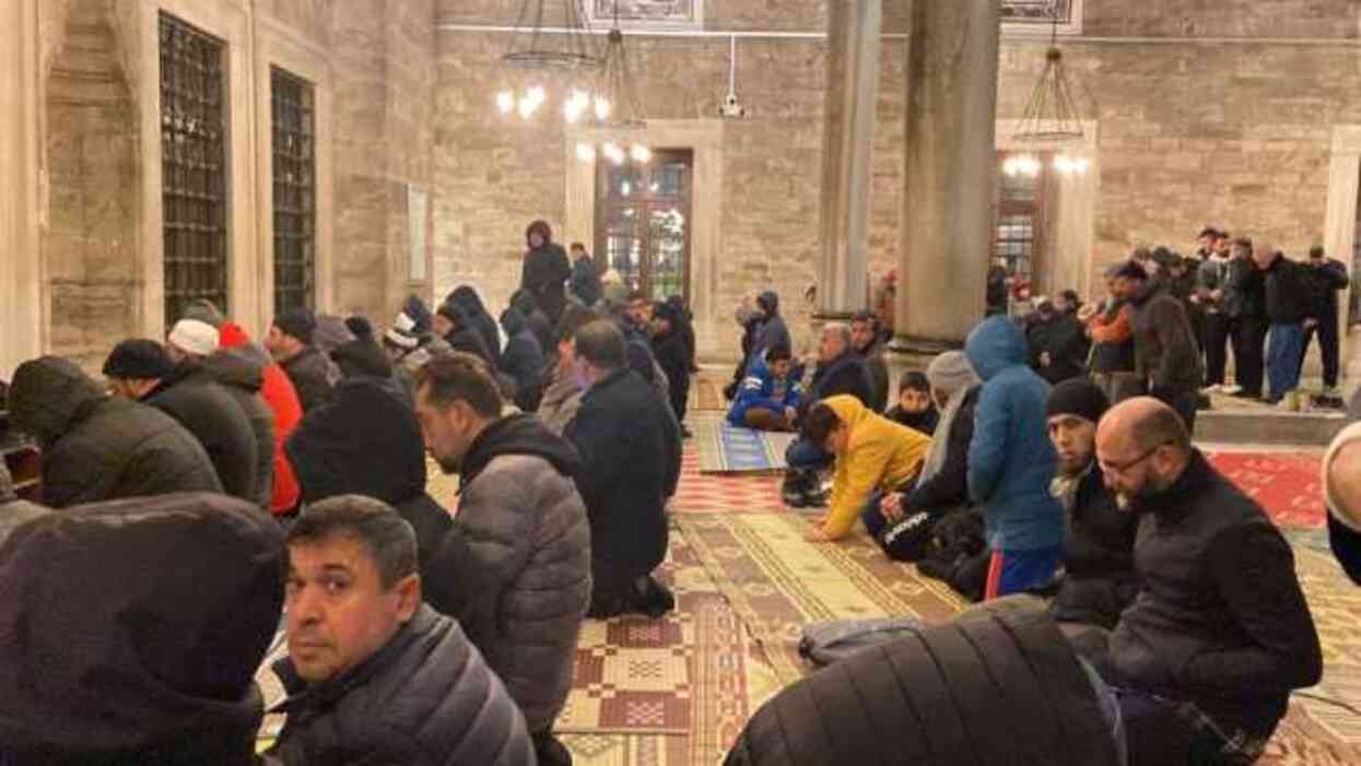 9 şehidimiz için İstanbul'daki camilerde sabah namazında dua edildi 9 şehidimiz için İstanbul'daki camilerde sabah namazında dua edildi