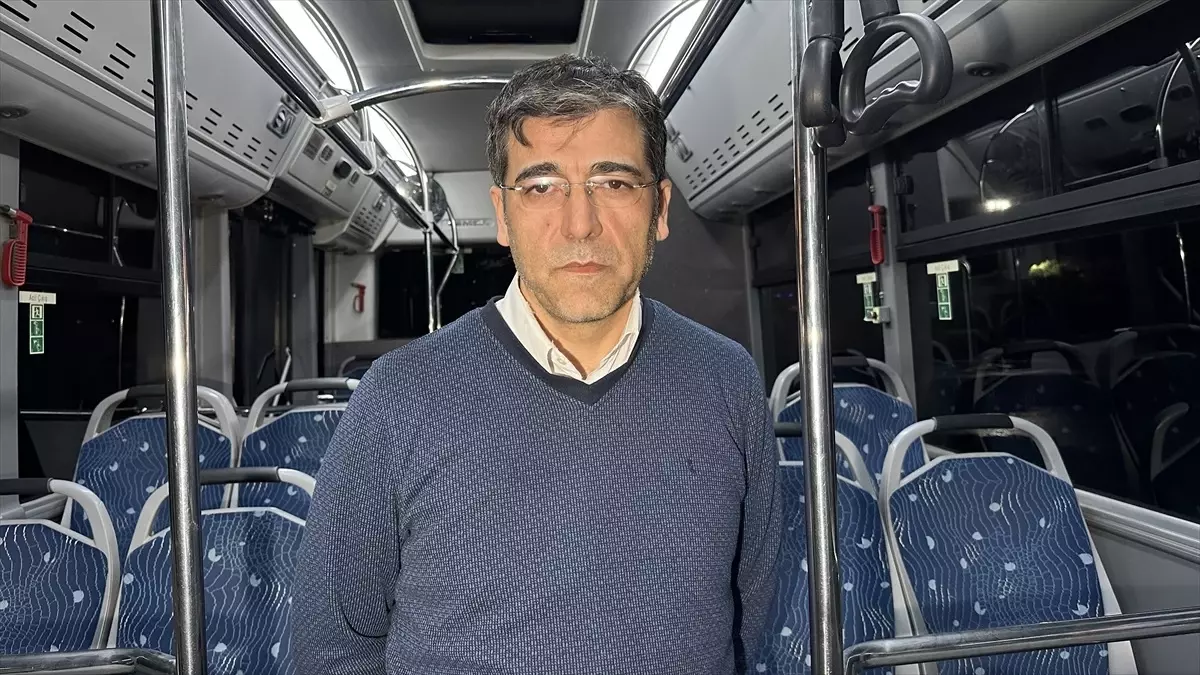 Adana\'da Belediye Otobüsü Şoförü Kalp Krizi Geçiren Yolcuyu Hastaneye Ulaştırdı
