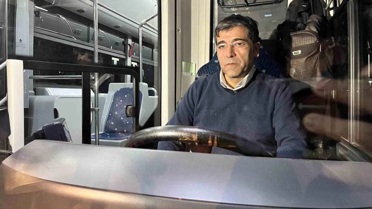 Adana\'da belediye otobüsü şoförü, kalp krizi geçiren yolcuyu hastaneye yetiştirdi
