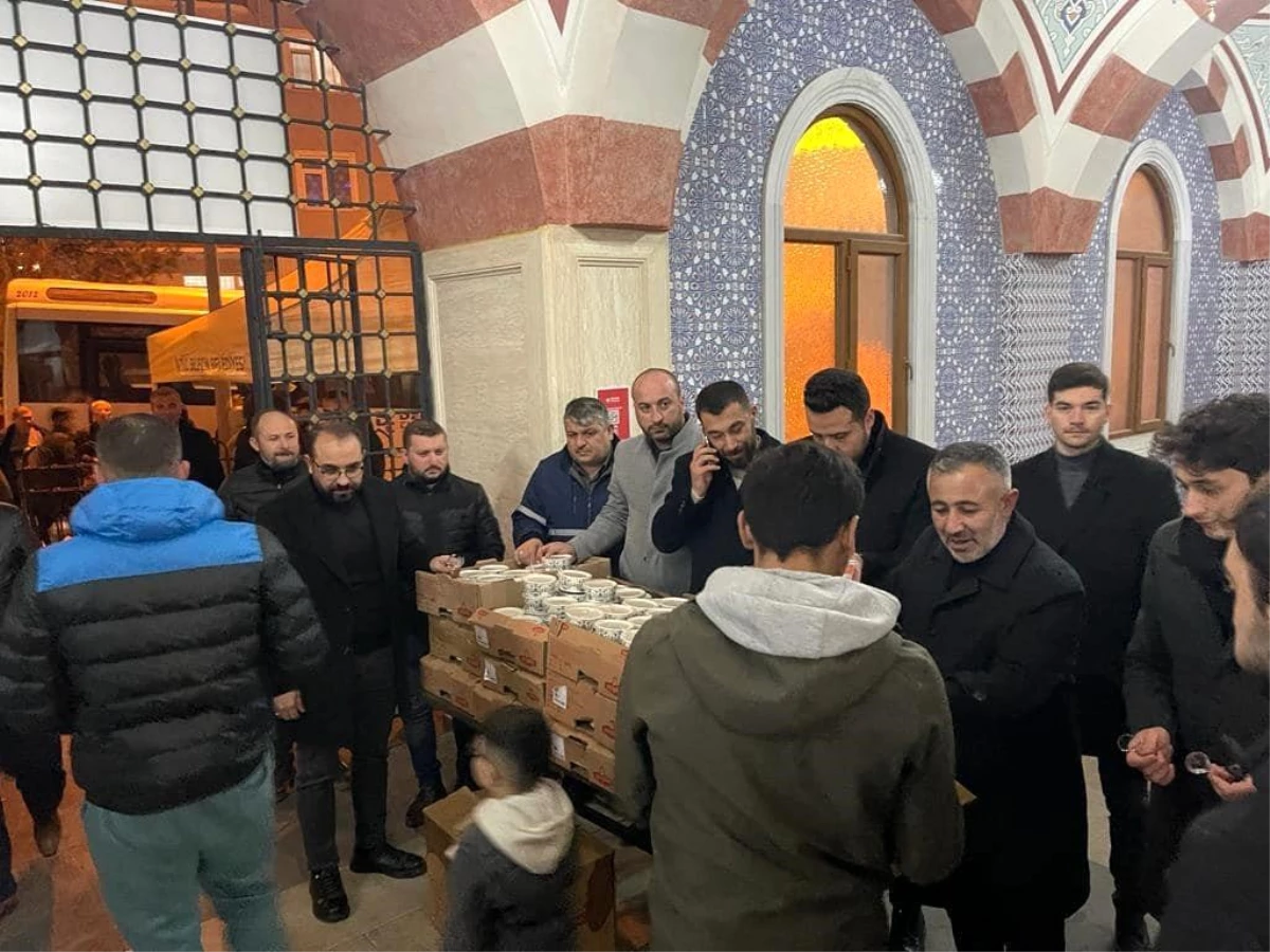 Bilecik AK Parti İl Başkanı Serkan Yıldırım, şehitler için helva dağıttı