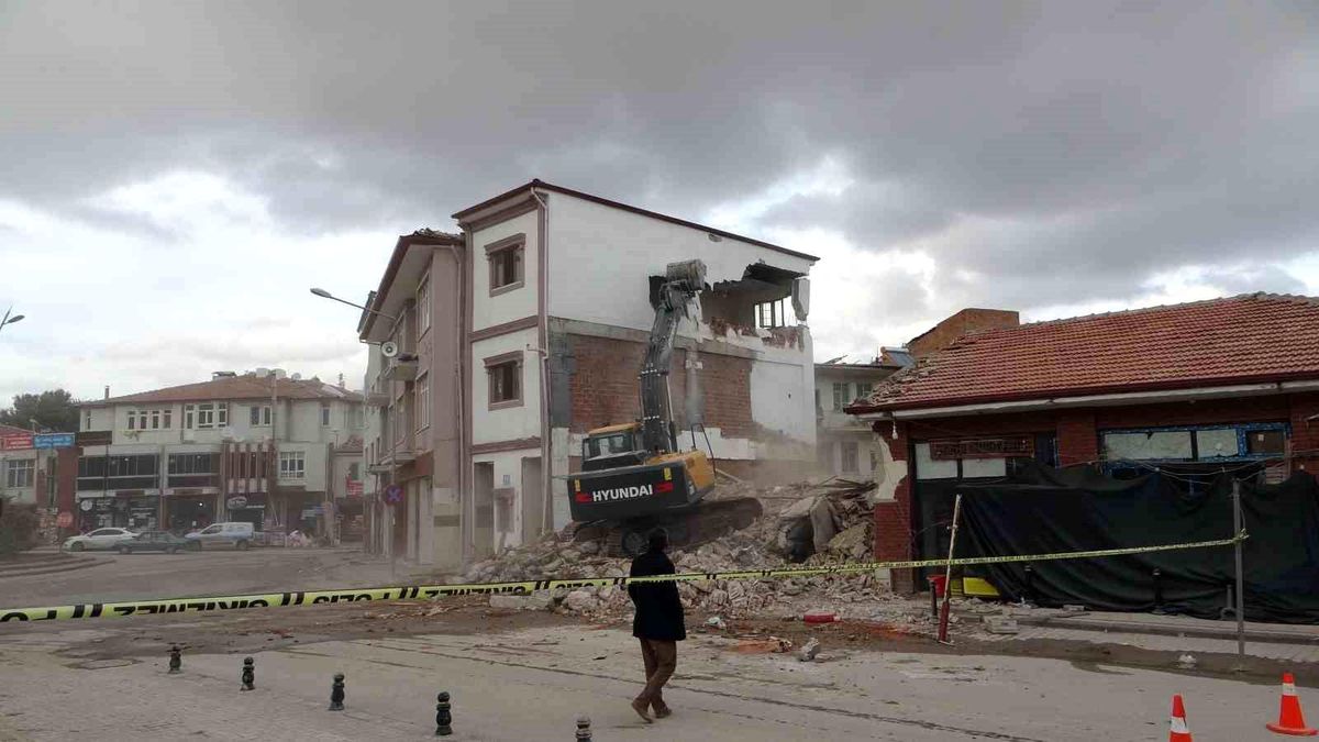 Akçadağ ilçesinde ağır hasarlı binaların yıkımı tamamlandı