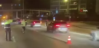 Alkollü sürücü aydınlatma direğini çarparak durabildi