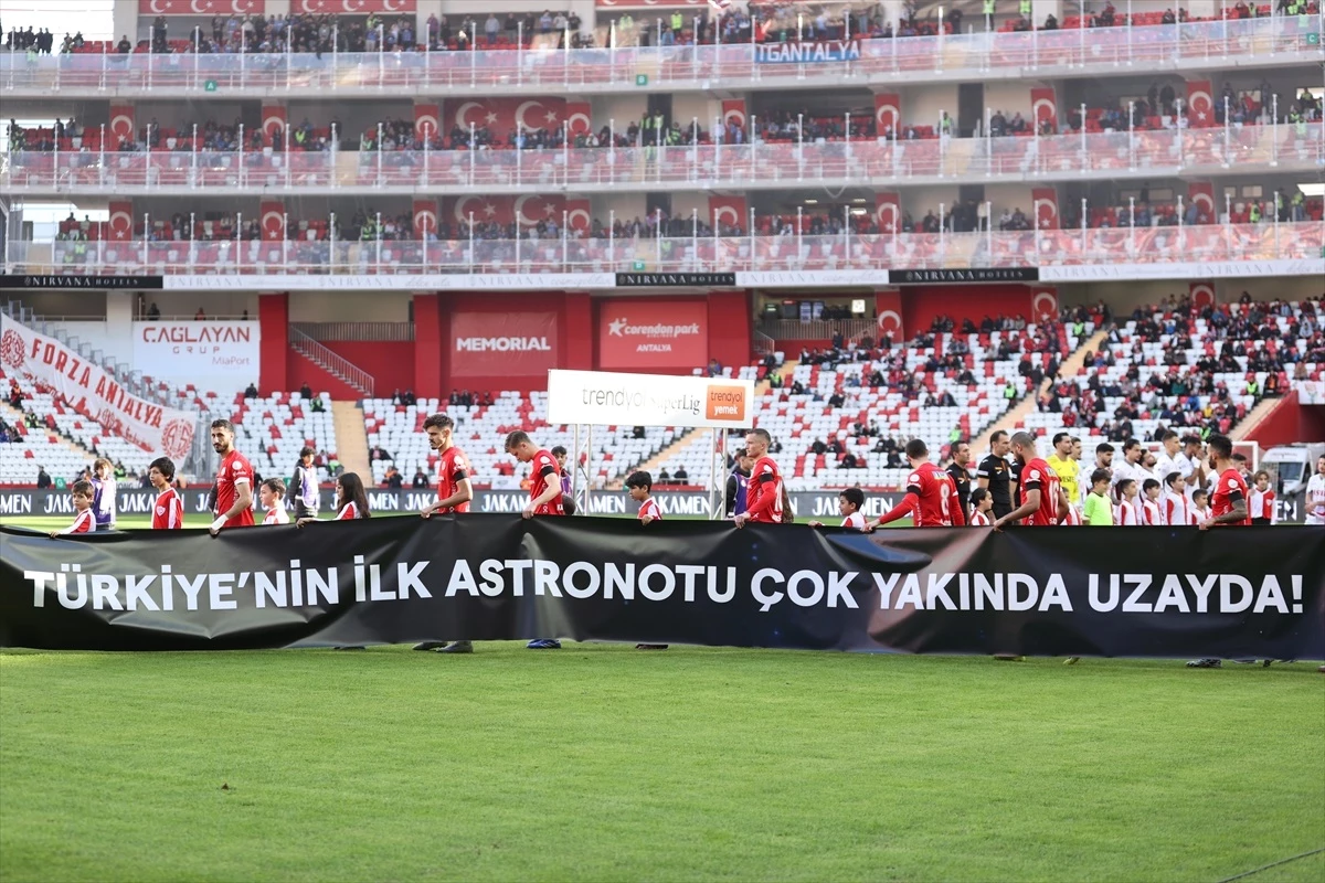 Bitexen Antalyaspor, Trabzonspor maçına 4 değişiklikle çıktı