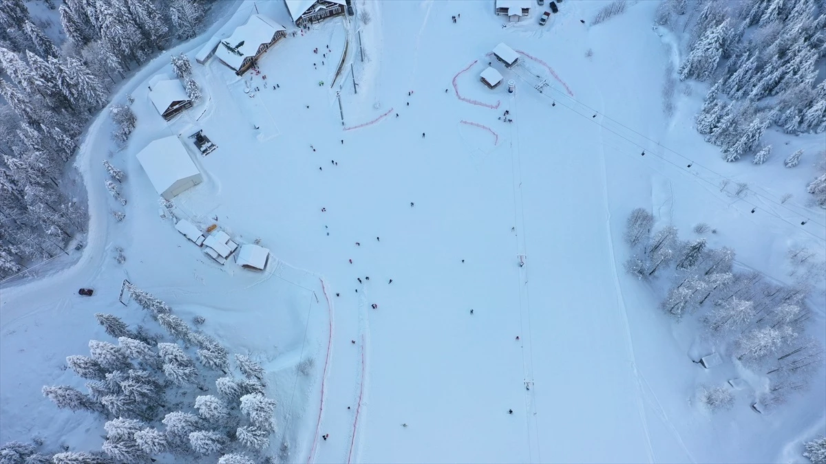 Atabarı Kayak Merkezi, Hafta Sonu Yoğun Ziyaretçi Akınına Uğradı