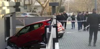 Avcılar'da fren yerine gaza basan sürücü bahçe duvarını aştı