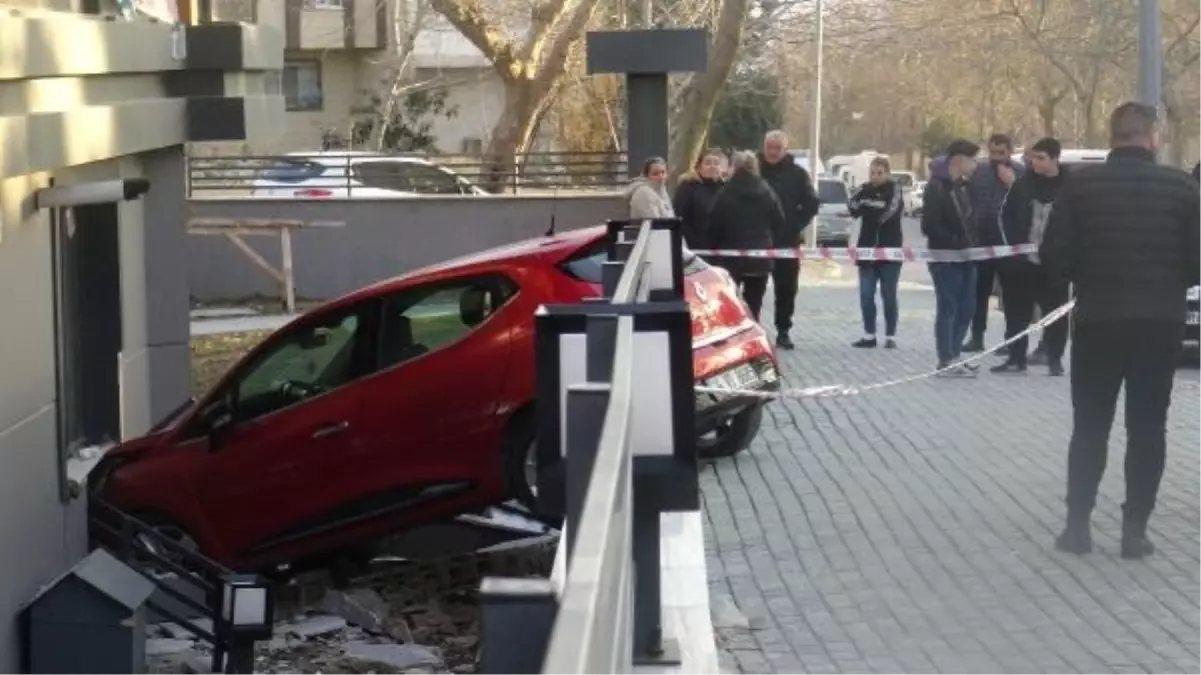 Avcılar'da fren yerine gaza basan sürücü bahçe duvarını aştı