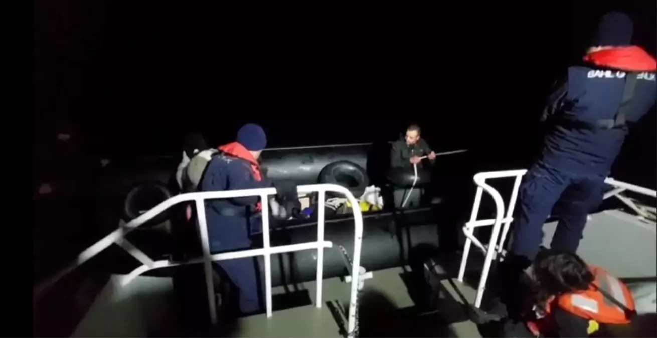 Balıkesir\'in Ayvalık ilçesi açıklarında 25 düzensiz göçmen kurtarıldı