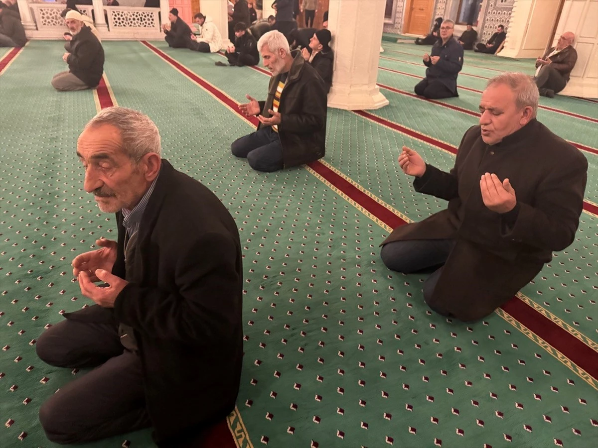 Şirinevler\'deki Ulu Camisi\'nde Şehitler İçin Dua Edildi