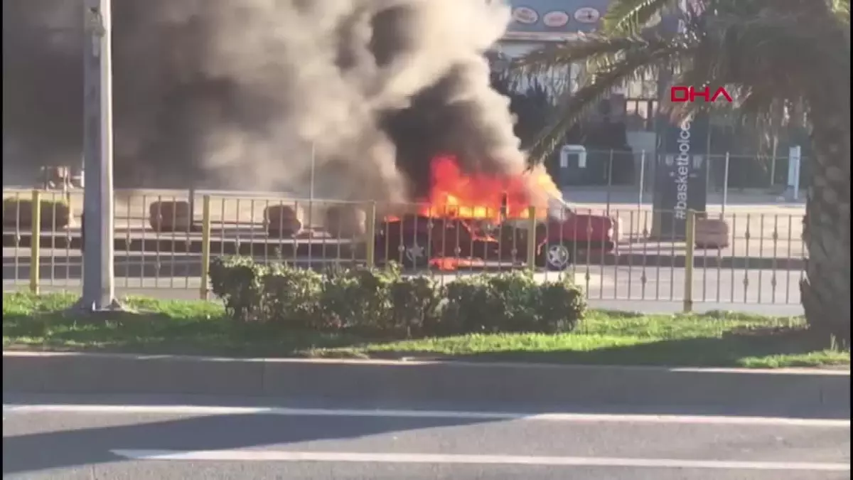 Bakırköy\'de park halindeki otomobil yanarak kullanılamaz hale geldi