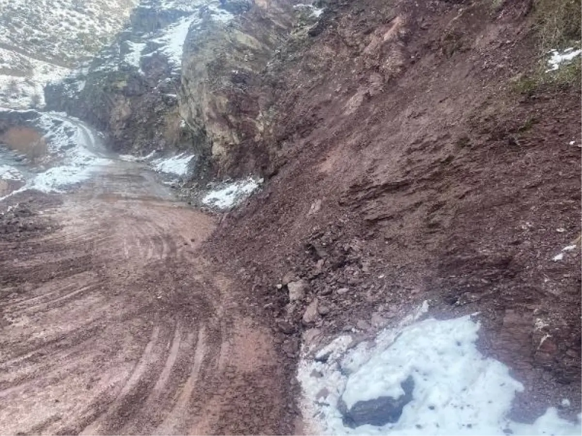 BATMAN'da heyelan sonucu kapanan yolda mahsur kalan 15 kişi kurtarıldı