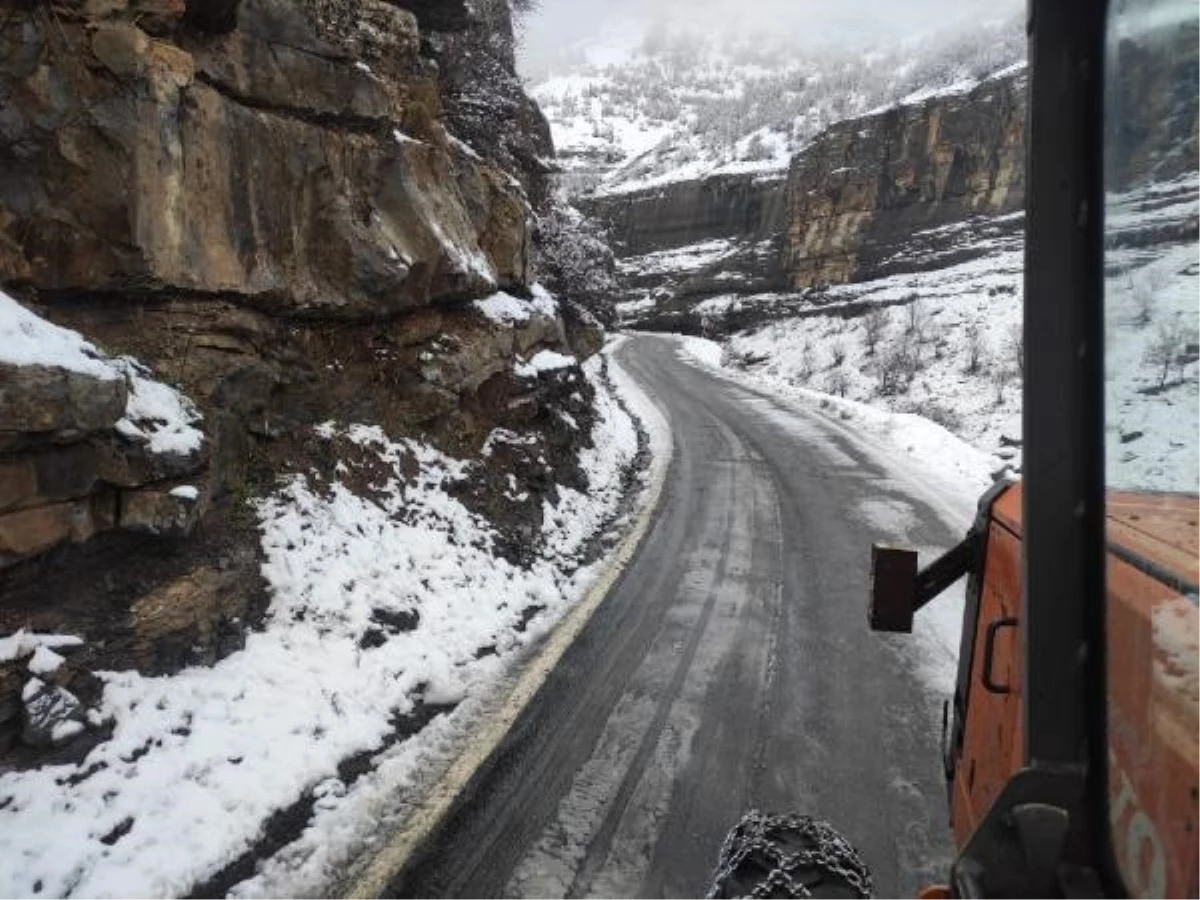 Şırnak Beytüşşebap\'ta Kar Yağışı: 20 Köy Yolu Ulaşıma Kapandı