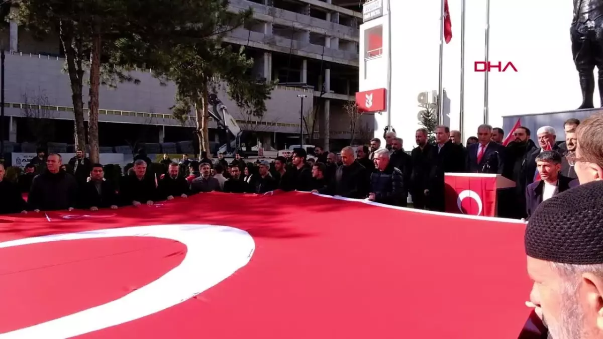 BİNGÖL\'de Pençe-Kilit Harekatı Şehitleri İçin \'Teröre Lanet\' Eylemi Düzenlendi