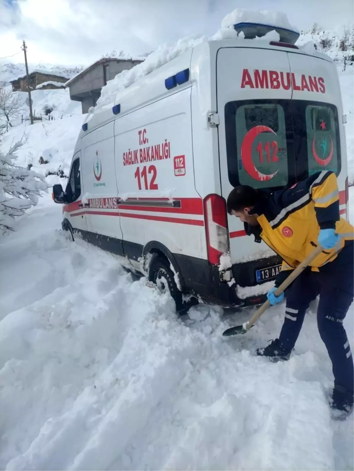 Bitlis\'te Ambulans Karla Saplandı