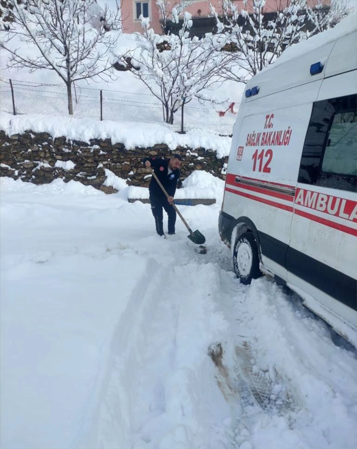 Bitlis\'te kardan kapanan köylerde mahsur kalan hastalar hastaneye ulaştırıldı