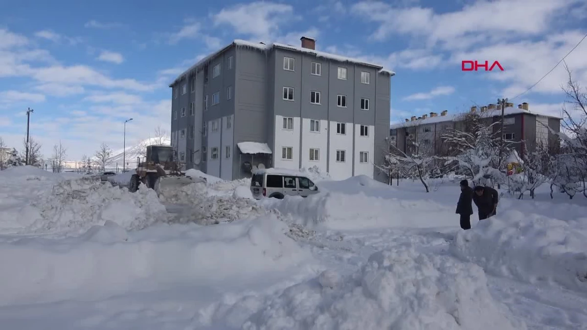 Bitlis\'te Kar Yağışı Sonrası 100 Köy Yolu Ulaşıma Açıldı