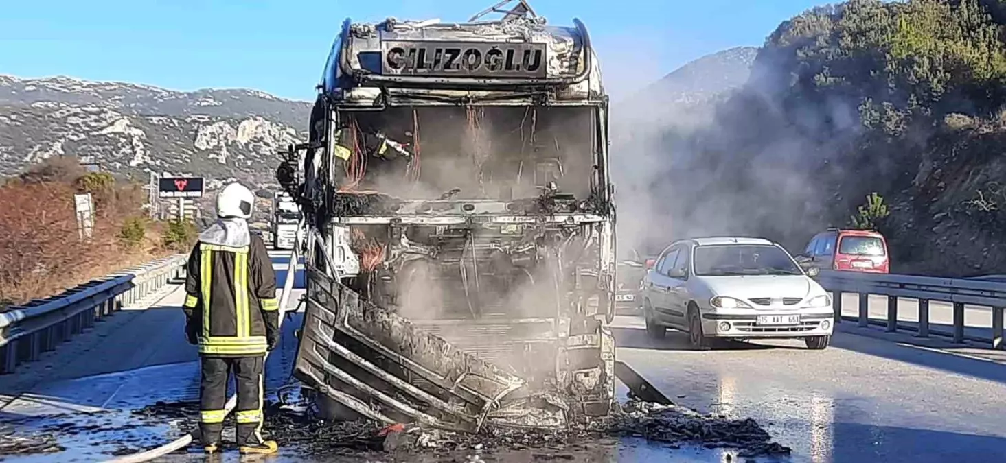 Burdur-Antalya karayolunda seyir halinde olan tır yanarak kullanılamaz hale geldi