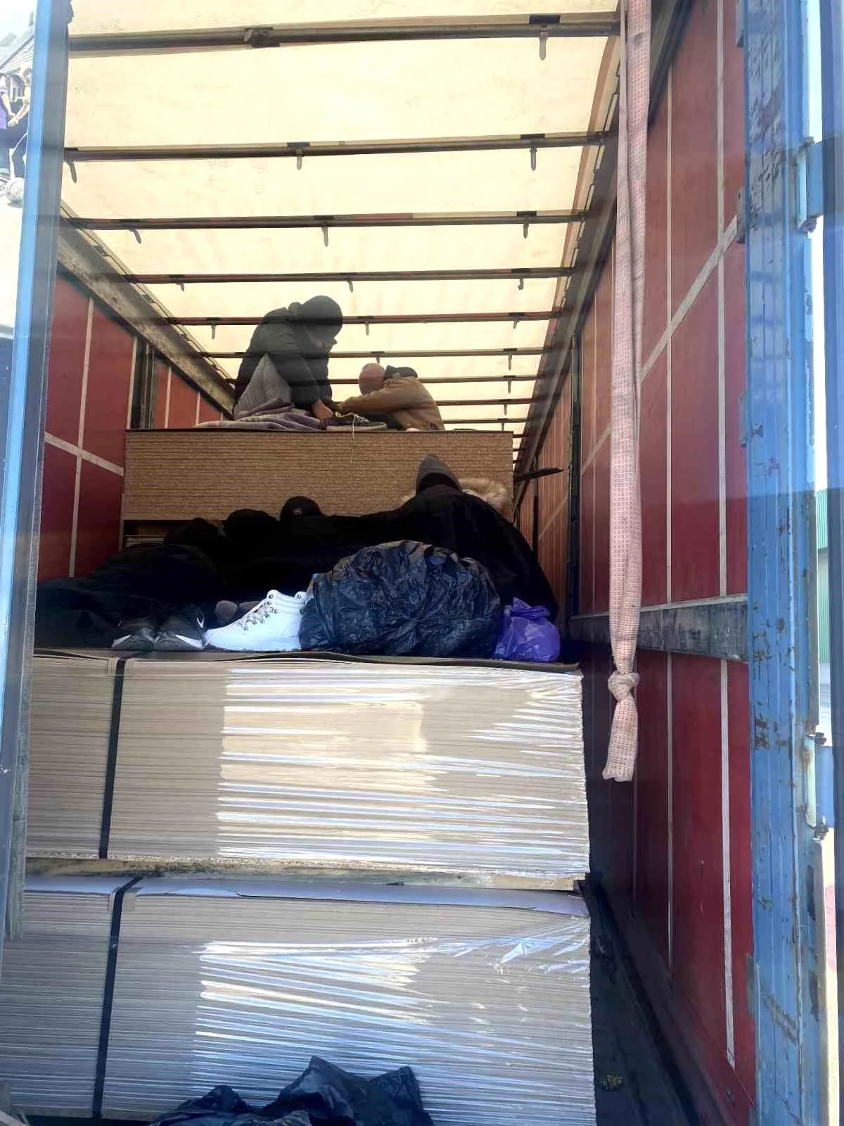 İnegöl\'de kaçak göçmen operasyonu: 2\'si kadın 9 kişi yakalandı
