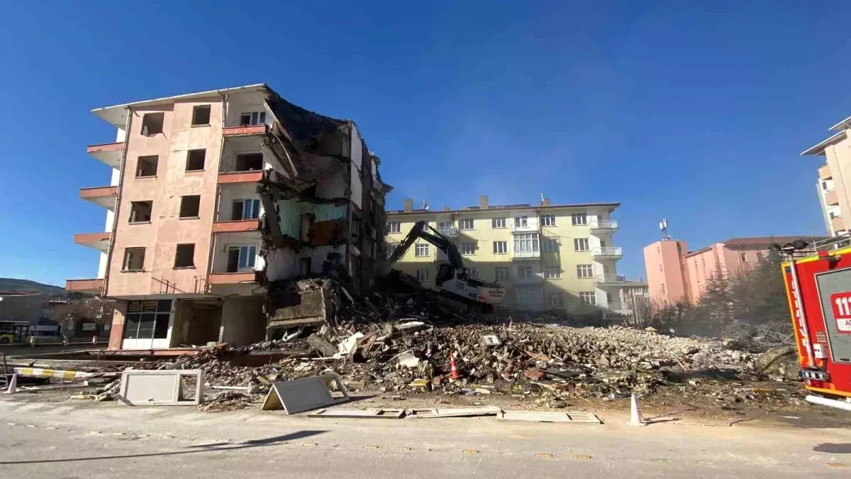 Çankırı\'da depreme dayanıksız boş apartman kontrollü bir şekilde yıkıldı