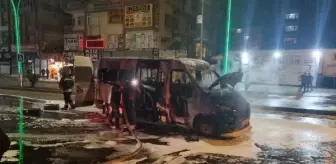 Diyarbakır'da minibüs seyir halindeyken alev aldı