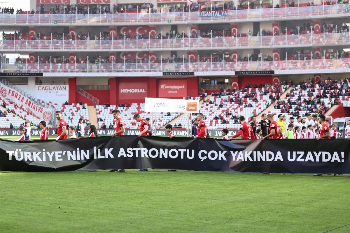 Bitexen Antalyaspor-Trabzonspor Maçının İlk Yarısı 1-0 Sonuçlandı