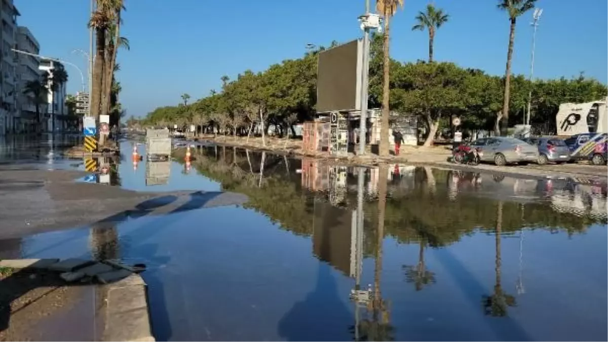 İskenderun\'da sağanak sonrası su çekilmeye başladı, sahil bandı trafiğe açıldı