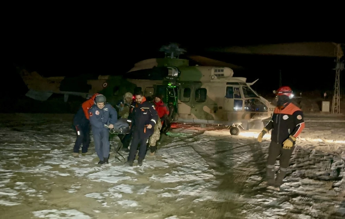 Aksaray\'da Hasan Dağı\'nda düşen kadın dağcı helikopterle kurtarıldı