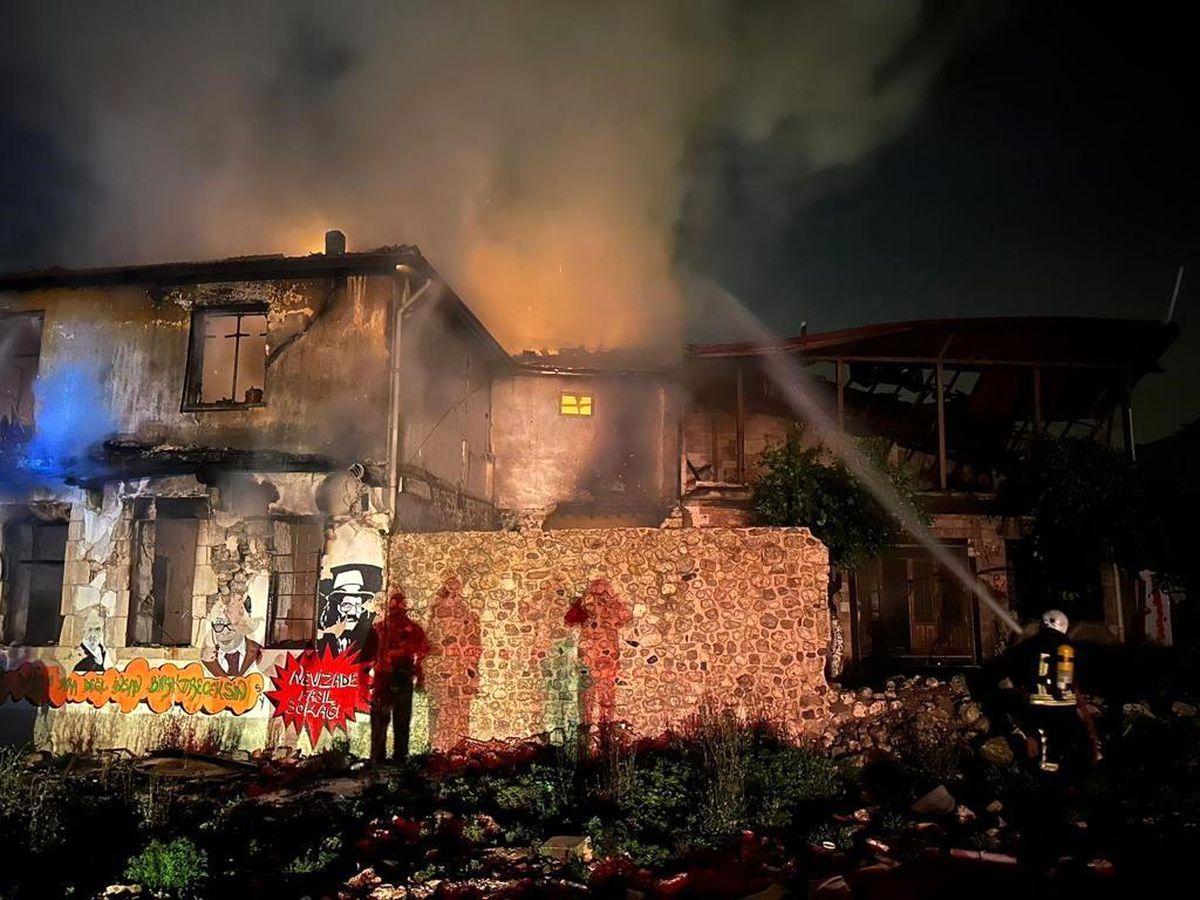 Antakya\'da Hasar Görmüş Bir Binada Çıkan Yangın Kontrol Altına Alındı