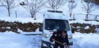 80 Yaşındaki Tansiyon Hastasını Almaya Giden Ambulans Kara Saplandı