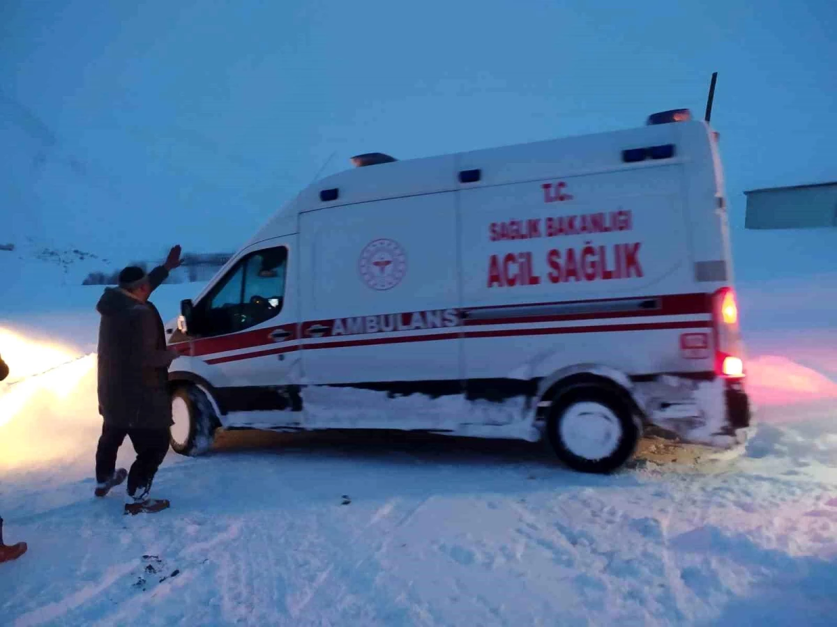 Van\'da mahsur kalan ambulans kurtarıldı