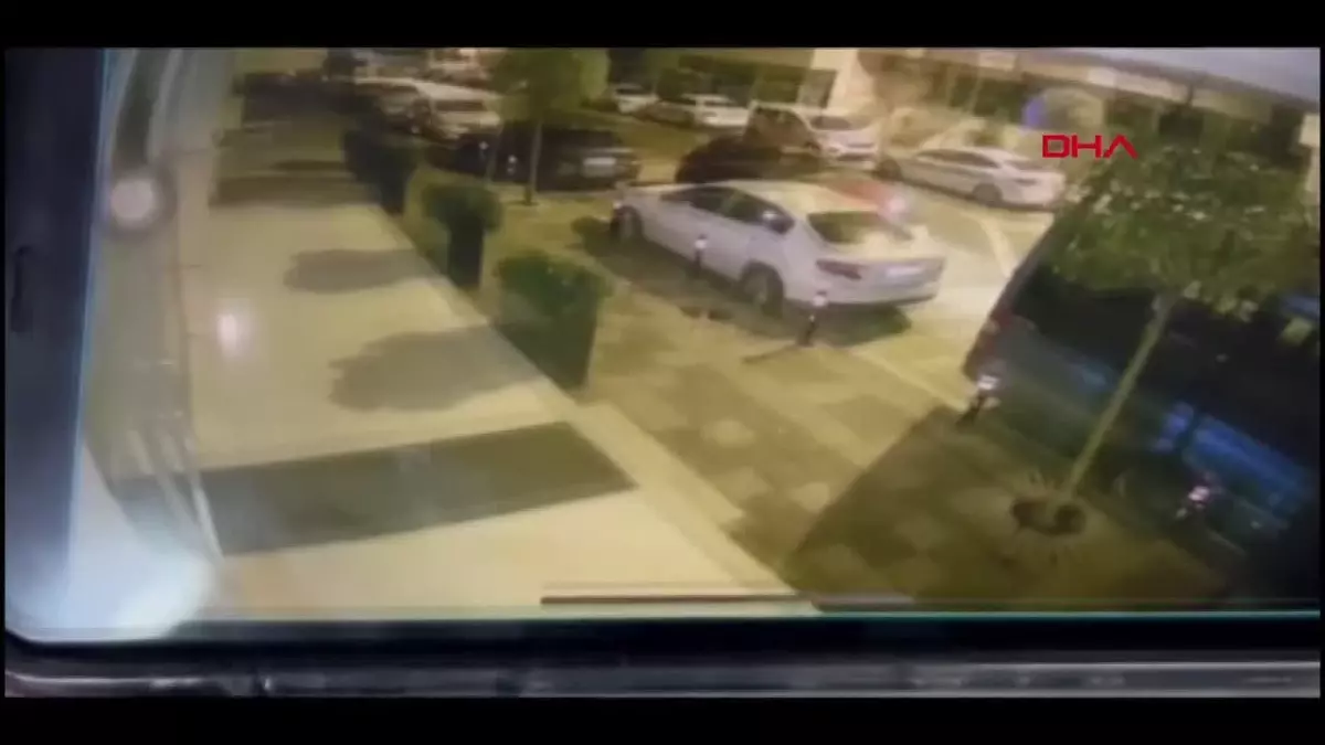Ümraniye\'de Lüks Otomobillerin Hayalet Ekranlarını Çalan 3 Şüpheli Yakalandı