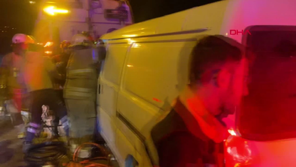 İzmir\'de kaza: Yol temizleme aracına minibüs çarptı, sürücü ağır yaralandı