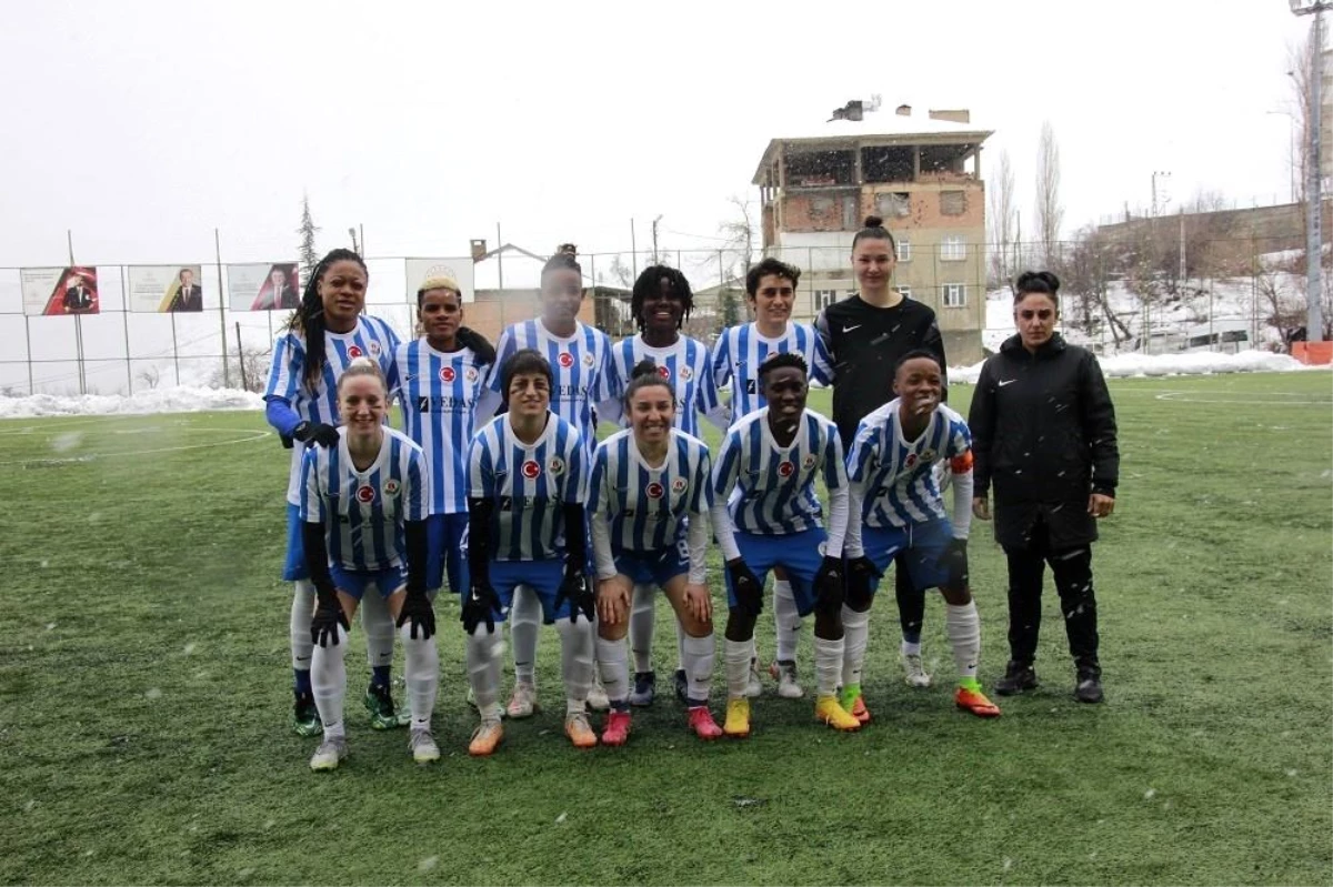 Hakkarigücü Kadın Futbol Takımı, Adana İdman Yurdu\'nu 4-0 mağlup etti