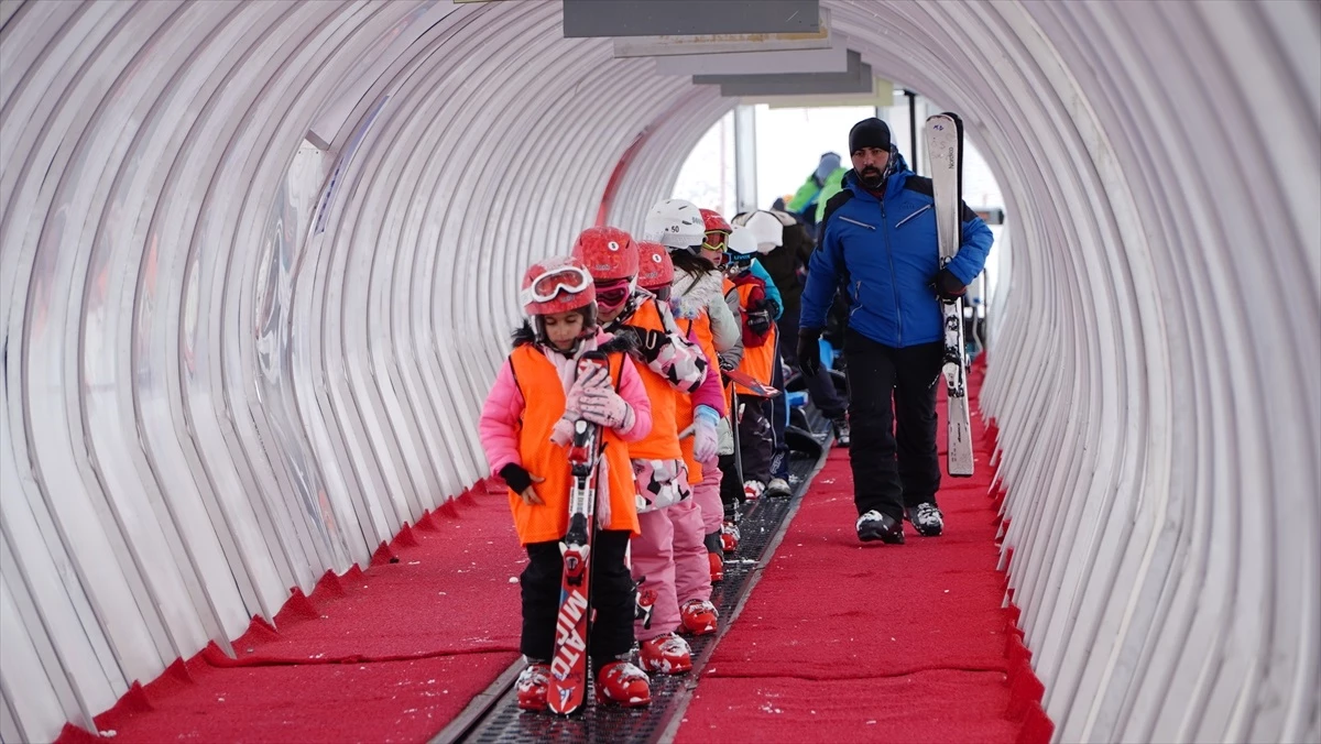 Kayseri Büyükşehir Belediyesi, 200 kişiye kayak eğitimi veriyor