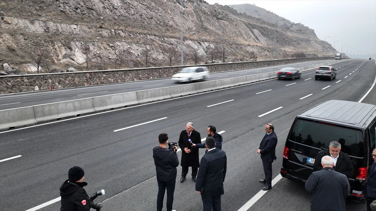 Kayseri Büyükşehir Belediye Başkanı Yollardaki İyileştirme Çalışmalarını İnceledi