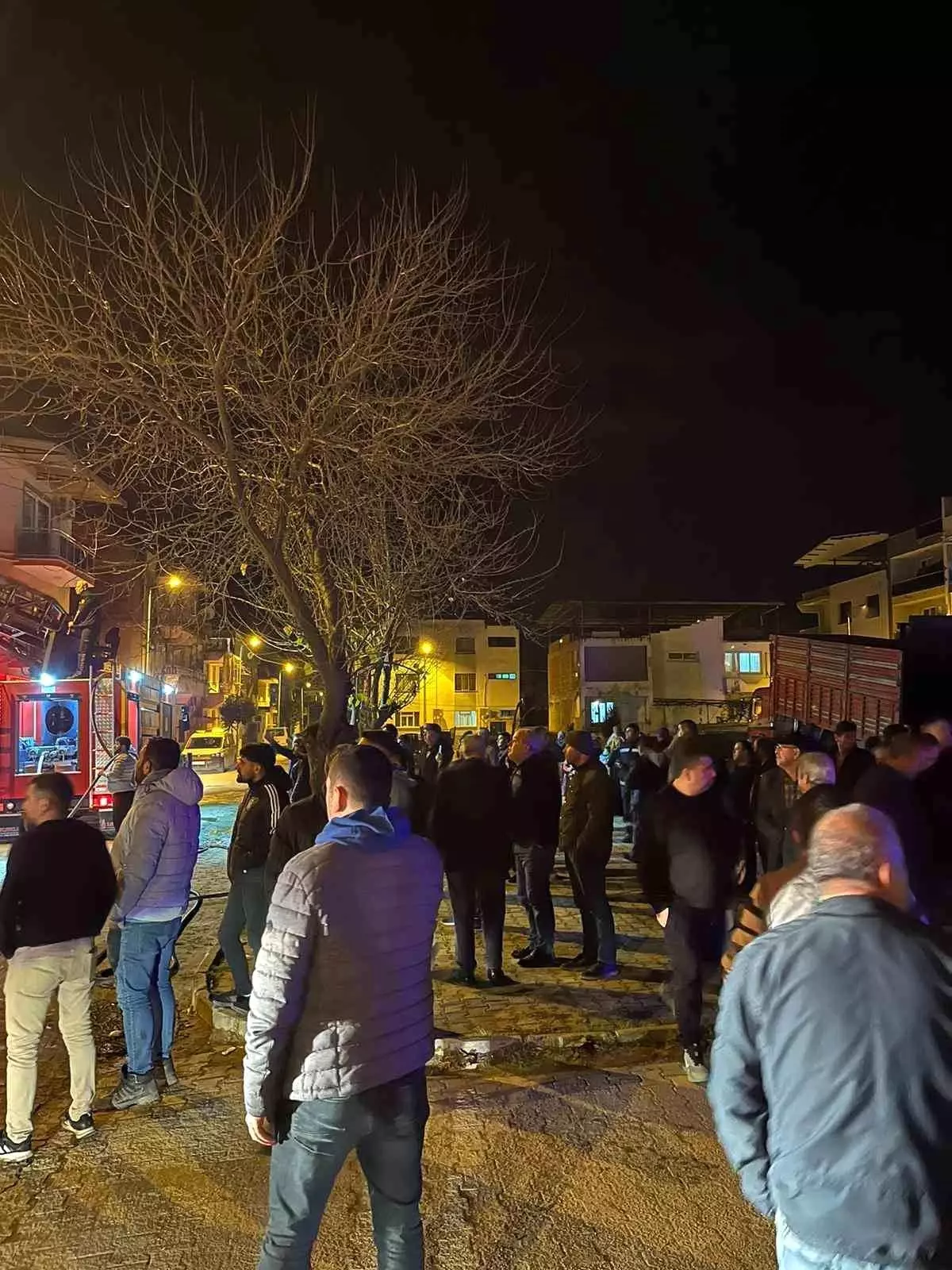 Aydın Köşk ilçesinde çıkan yangın evi kullanılamaz hale getirdi