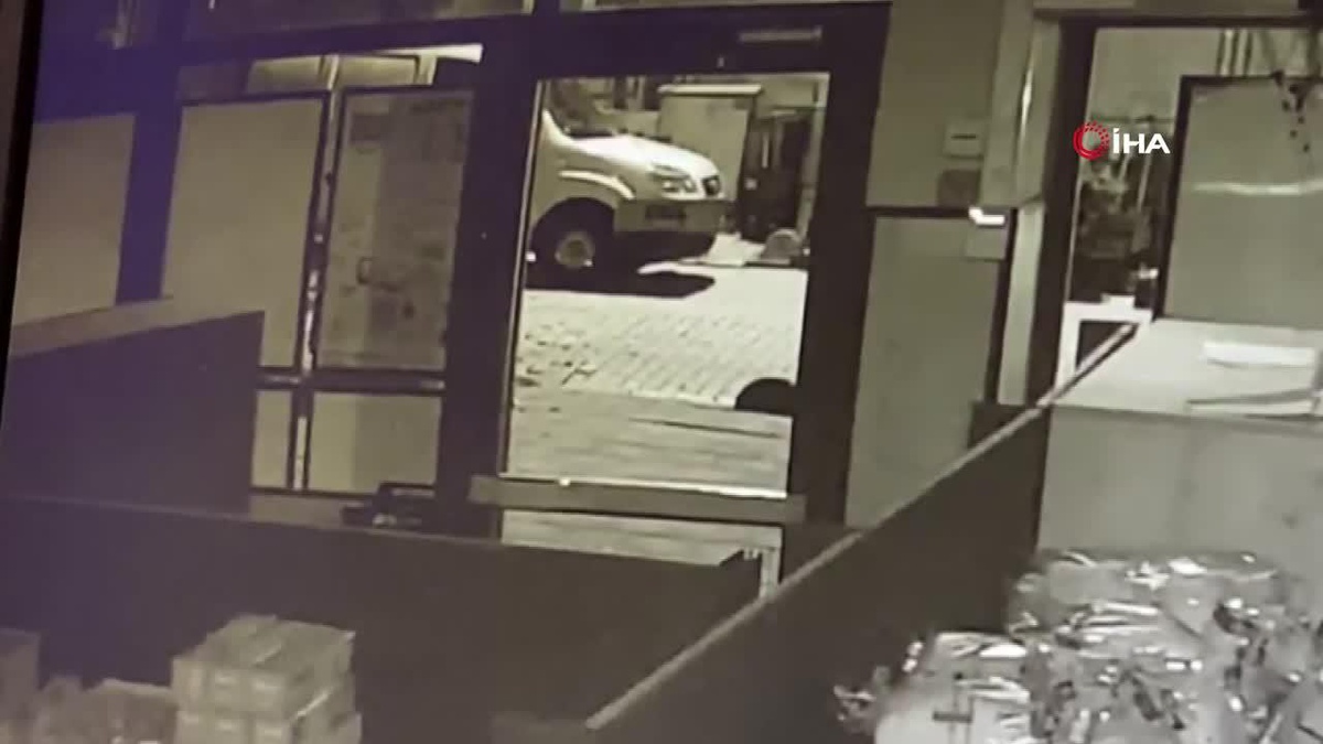 Küçükçekmece\'de silahlı saldırıya uğrayan adam hayatını kaybetti