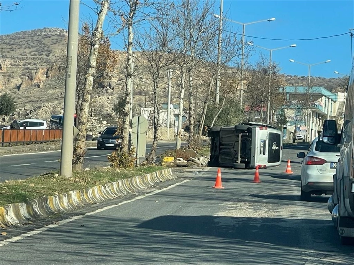 Mardin\'de Hafif Ticari Araç Devrildi: 4 Yaralı