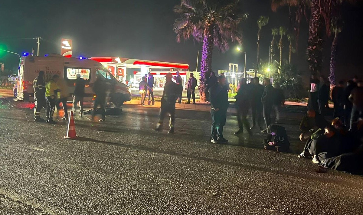 Otomobilin çarptığı 2 genç yaşamını yitirdi